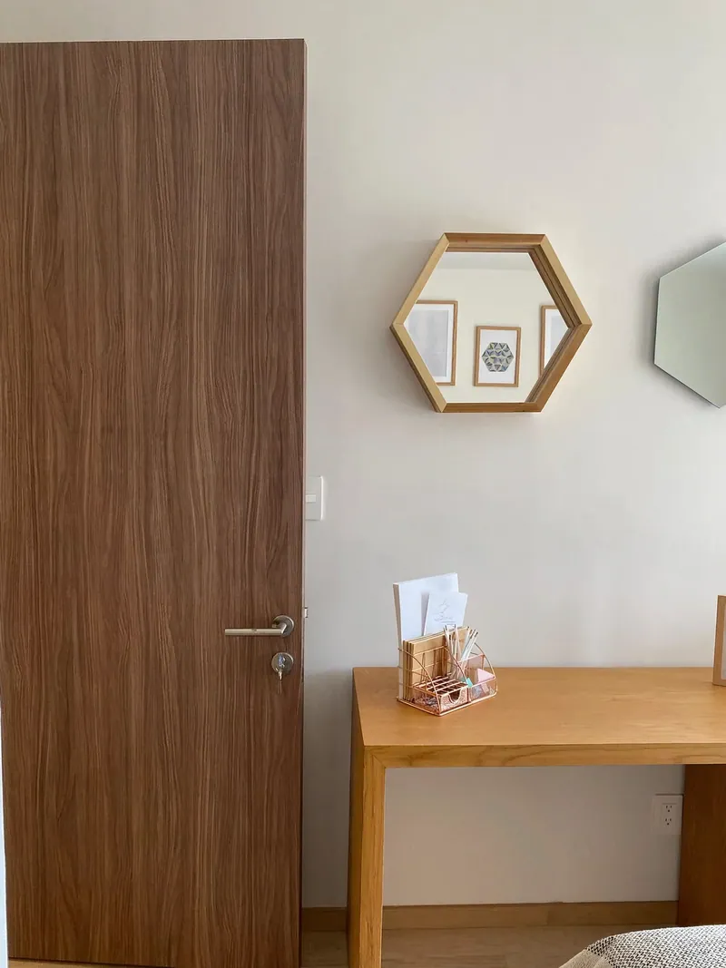 Puerta de madera en Joy Bosques. Suministro e instalación de Luis Llano.